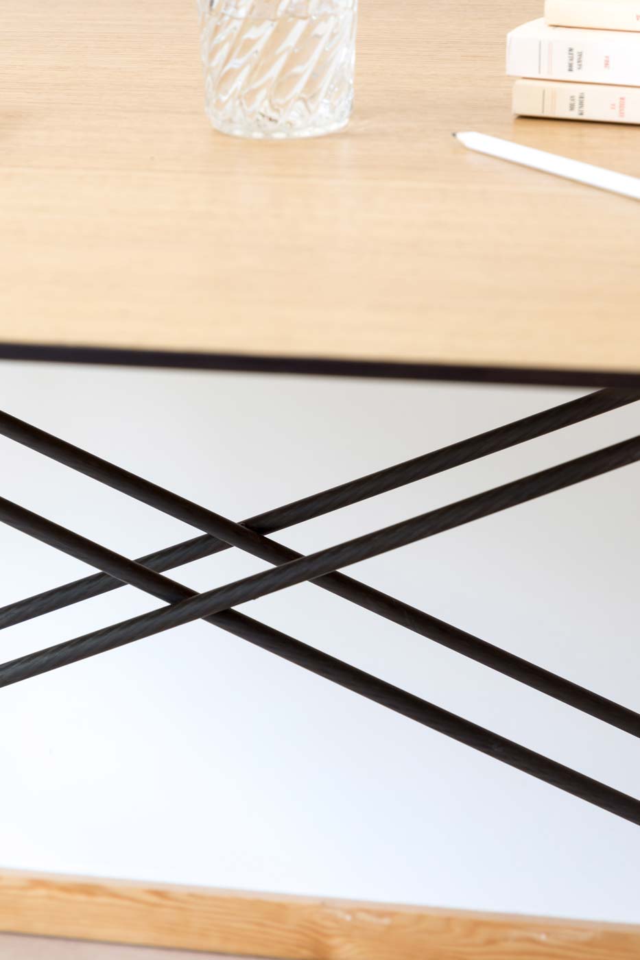 Gustave architect desk, carbon legs detail